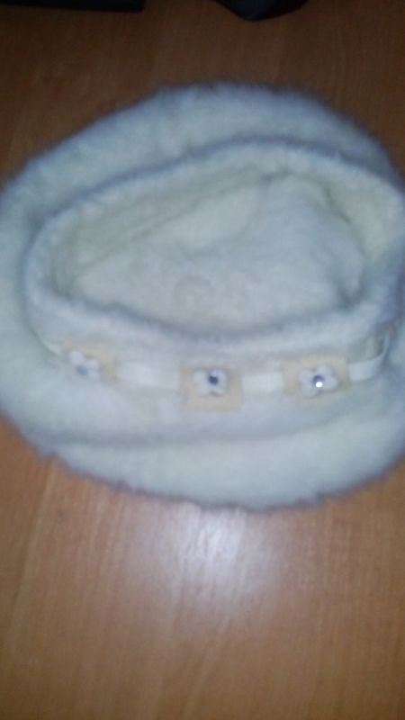 Женская шапка берет белый.